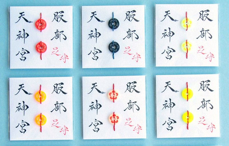 bùa omamori đeo lên giày